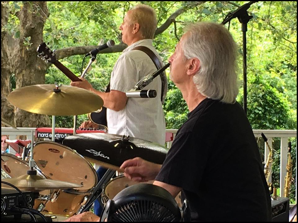 Dan Schmitt (Guitar&Vocals), Paul Spezio (Keys&Saxaphone), Wayne Naylor (Bass Guitar&Vocals), Steve Tortoretti (Drums&Vocals)